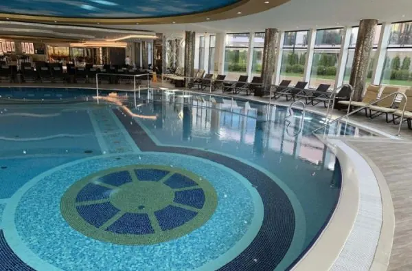 Bazen i Logo Hotel Tornik